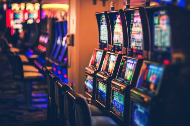 Antarmuka aplikasi jangkar555 menampilkan permainan slot Aviator, Sweet Bonanza, dan Gates of Olympus